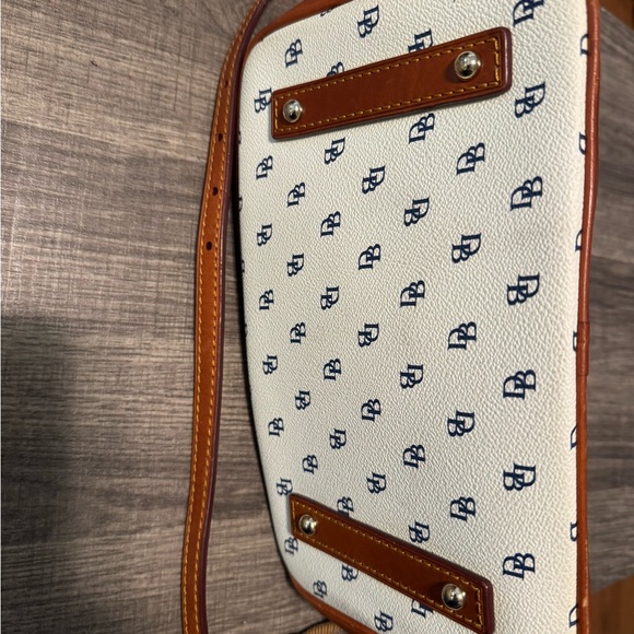 Dooney & Bourke Cream and Tan Shoulder Bag - Picture 5 of 8